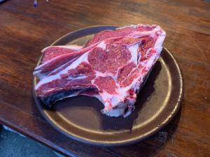 un trozo de carne en un plato sobre una mesa en Casa Cuevas, en Caín