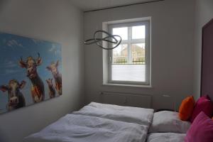 1 dormitorio con cama y ventana en Adelheide, en Lüneburg