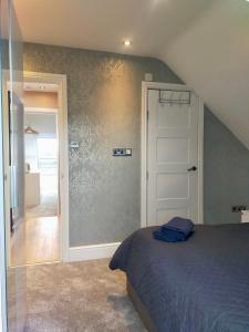 een slaapkamer met een bed en een glazen schuifdeur bij Stunning Luminous Penthouse/ 2Beds 2Baths in Bournemouth