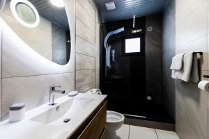 Koupelna v ubytování Auberge Desprairies + 24 fotografií