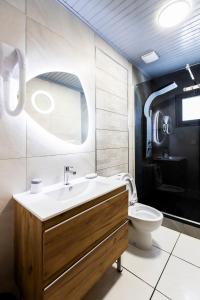 La salle de bains est pourvue d'un lavabo et de toilettes. dans l'établissement Auberge Desprairies, à Saint-Joseph