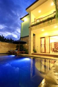una casa con piscina frente a una casa en Jasmine Villa Senggigi en Senggigi 