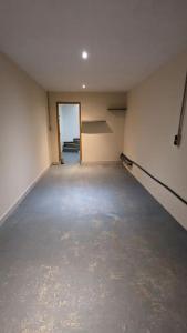 une pièce vide avec une pièce vide avec une porte dans l'établissement Maison de village avec garage, à Aigues-Mortes