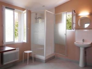 ein Bad mit einer Dusche und einem Waschbecken in der Unterkunft Maison Sauzon, 4 pièces, 7 personnes - FR-1-418-19 in Sauzon