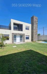 a large white house with a large yard at Villa Albertina HOUSE-Villa María in Villa María +23 photos