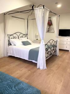 1 dormitorio con 1 cama grande con dosel en Villaprado en Cambados