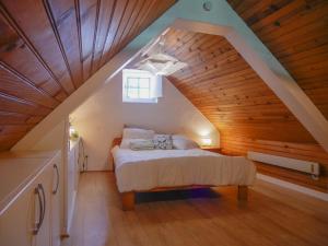 1 dormitorio con 1 cama en el ático en Maison Locmaria, 2 pièces, 4 personnes - FR-1-418-135 en Locmaria