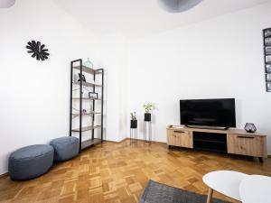 a living room with a flat screen tv on a table at Moderne 3Zimmer Wohnung mit Netflix und Balkon in Leipzig