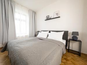a bedroom with a large bed and a window at Moderne 3Zimmer Wohnung mit Netflix und Balkon in Leipzig