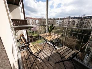 a balcony with a table and chairs on a balcony at Moderne 3Zimmer Wohnung mit Netflix und Balkon in Leipzig