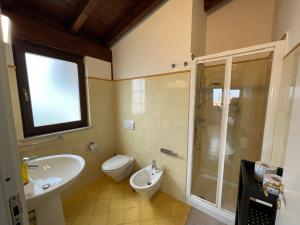 Ванна кімната в John Sea Suites