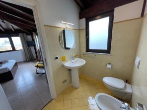 Ванна кімната в John Sea Suites