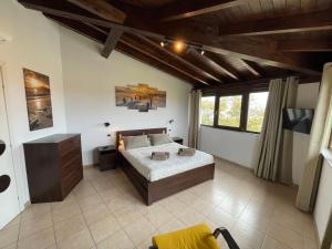 Ліжко або ліжка в номері John Sea Suites
