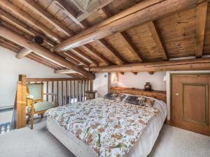 ein Schlafzimmer mit einem Bett und einer Holzdecke in der Unterkunft Appartement Megève, 4 pièces, 6 personnes - FR-1-453-17 in Megève