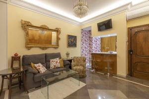 uma sala de estar com um sofá e uma mesa em Tu Casa En Granada ideal para tu familia em Granada