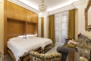 um quarto com uma cama e um sofá em Tu Casa En Granada ideal para tu familia em Granada
