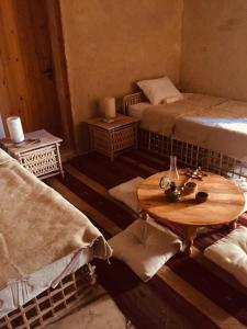 Postel nebo postele na pokoji v ubytování Tanirt ecolodge