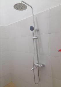 eine Dusche mit Duschkopf im Bad in der Unterkunft La-Domek Traveller's home in Mbeya