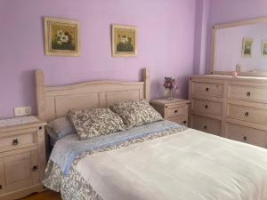 een slaapkamer met een bed, een dressoir en een spiegel bij APARTAMENTO VALDEMAR PLAYA - WiFi & Aparcamiento in El Puerto de Santa María
