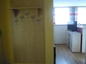 Una habitación con una puerta de madera con llaves. en Ferienwohnung Lackner-Krabath, en Tamsweg