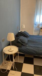 Een bed of bedden in een kamer bij L’appartamento di Mango e Pistacchio