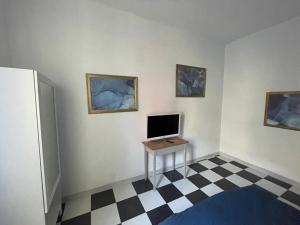 um quarto com uma secretária com um monitor de computador em L’appartamento di Mango e Pistacchio em Segrate