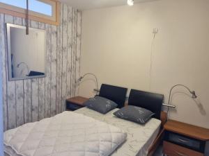 een slaapkamer met een bed met 2 kussens erop bij Ocean Suites 815 - Appartment 2 bedrooms - floor 8 in Blankenberge