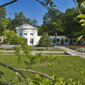A garden outside Hotel-Garni Martinek