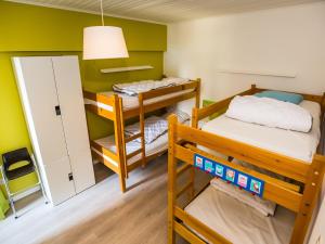 um quarto com 2 beliches e um closet em St Raphael 0302 - Appartment 2 bedrooms - floor 3 em Middelkerke