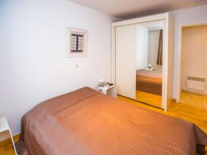 - une chambre avec un lit et un grand miroir dans l'établissement Escale II 0201 - Appartment 2 bedrooms - floor 2, à Middelkerke