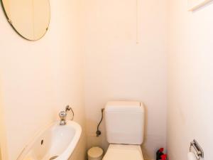 La salle de bains est pourvue de toilettes, d'un lavabo et d'un miroir. dans l'établissement Escale II 0201 - Appartment 2 bedrooms - floor 2, à Middelkerke