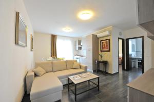a living room with a couch and a table at Case Mistretta in Altavilla Milicia