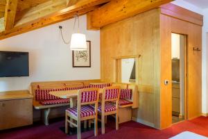 een eetkamer met een tafel en stoelen bij Ambiez Residencehotel in Madonna di Campiglio