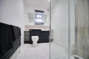 ヨークにあるMurton Grangeのバスルーム(トイレ、洗面台、シャワー付)