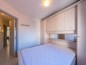 - une petite chambre avec un lit blanc et des armoires dans l'établissement Mathilde 0601 - Appartment 2 bedrooms - floor 6, à Middelkerke