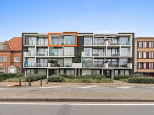 een appartementencomplex met een oranje raam bij Castelli - Secundo 302 - Appartment 2 bedrooms garage - floor 3 in Blankenberge