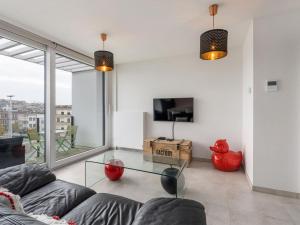 een woonkamer met een bank en een glazen tafel bij Castelli - Secundo 302 - Appartment 2 bedrooms garage - floor 3 in Blankenberge