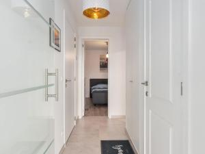 un pasillo con una puerta que conduce a un dormitorio en Castelli - Secundo 302 - Appartment 2 bedrooms garage - floor 3, en Blankenberge