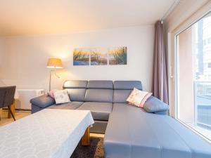 ein Wohnzimmer mit einem Sofa und einem Bett in der Unterkunft Appartment 2 bedrooms at De Ra 0101 on floor 1 in Middelkerke