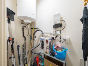 ein Zimmer mit einem Krankenhauszimmer mit einem Blutdruckmesser und Werkzeug in der Unterkunft Appartment 2 bedrooms at De Ra 0101 on floor 1 in Middelkerke
