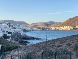 ein Blick auf eine Stadt und ein Gewässer in der Unterkunft Motorhome beach house in San José