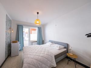 um quarto com uma cama grande e uma janela em Rapallo III 3 bedrooms on floor 2 em Middelkerke