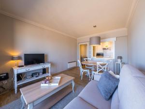 uma sala de estar com um sofá e uma mesa em Appartement 1 bedroom at Stella 0602 on floor 6 em Middelkerke