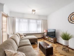 - un salon avec un canapé et une télévision dans l'établissement Studio at Andorra 1 on floor 1, à Blankenberge