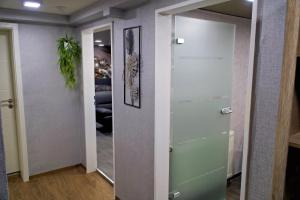 un corridoio con porta che conduce a una camera di hübsche Souterrainwohnung a Königslutter am Elm