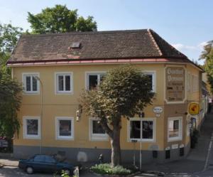 The building in which a vendégházakat is located