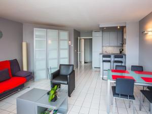 sala de estar con sofá rojo y cocina en Golf Azur Nice 0003 - Appartement 1 bedroom garage - floor 0, en Middelkerke