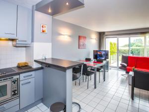 cocina y comedor con mesa y sillas en Golf Azur Nice 0003 - Appartement 1 bedroom garage - floor 0, en Middelkerke