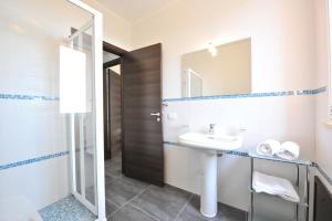 a bathroom with a sink and a mirror at Case Mistretta in Altavilla Milicia