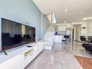 ein Wohnzimmer mit einem großen Flachbildfernseher in der Unterkunft Los Alcazares Villa - 9509 in Los Alcázares